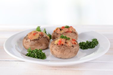 masada açık renkli plaka üzerinde mantar dolması