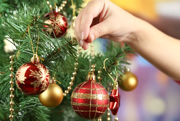 Decorare l'albero di Natale su sfondo luminoso — Foto Stock