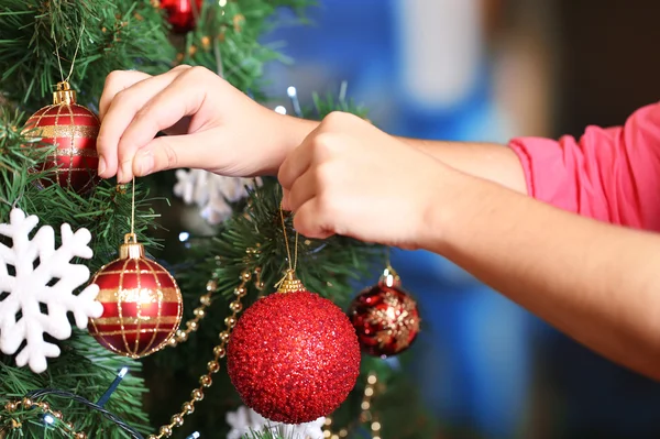 Weihnachtsbaum auf hellem Hintergrund schmücken — Stockfoto