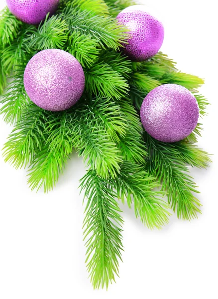 Kerstballen op fir boom, geïsoleerd op wit — Stockfoto