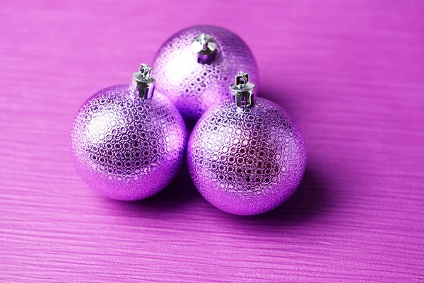 Boules de Noël sur fond violet — Photo