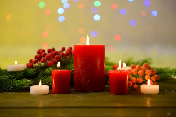 Velas e decoração de Natal no fundo brilhante — Fotografia de Stock