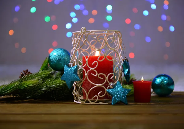 蜡烛和圣诞装饰在明亮的背景上 — 图库照片