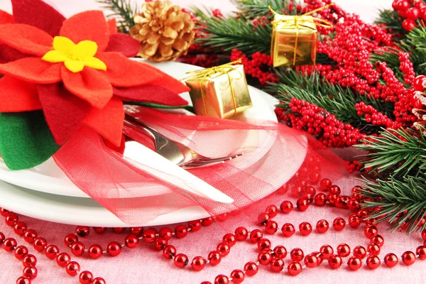 Cenário de mesa de Natal com decorações festivas close-up — Fotografia de Stock