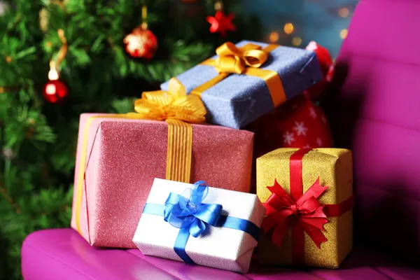 Caixas de presente de Natal no fundo da árvore de Natal — Fotografia de Stock