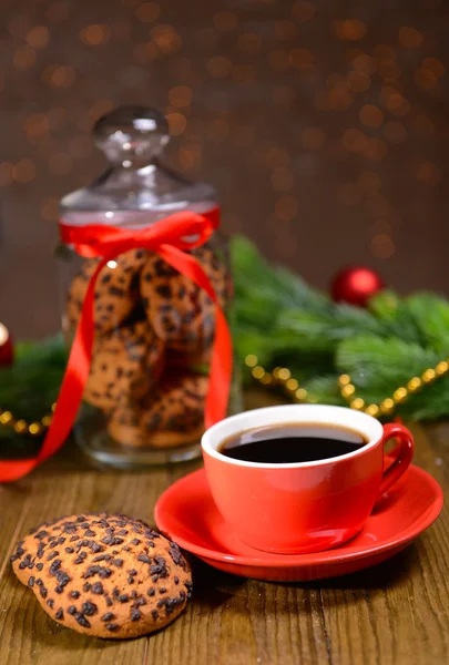 茶色の背景にテーブルの上の瓶の中のおいしいクリスマスのクッキー — ストック写真