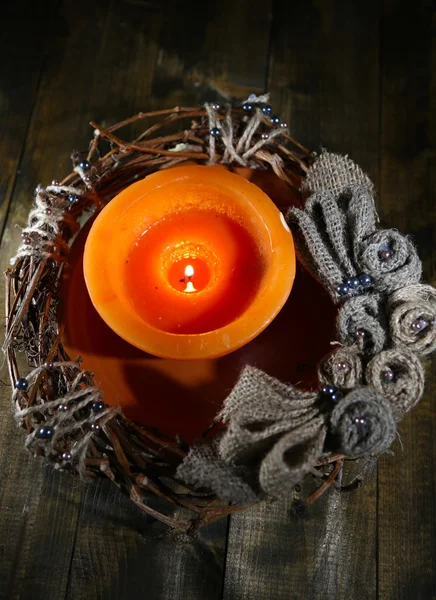Bougie brûlante avec couronne de Noël sur fond en bois — Photo