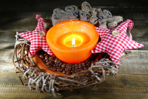 Vela ardiente con decoraciones navideñas sobre fondo de madera de color —  Fotos de Stock