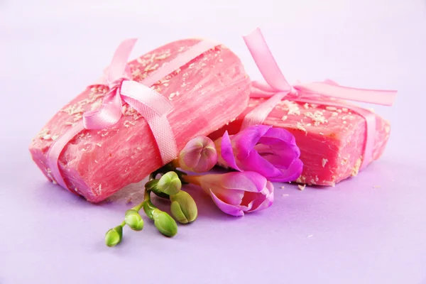 Naturalne mydła ręcznie robione, na fioletowym tle — Zdjęcie stockowe