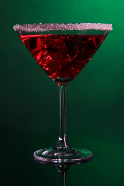 Coquetel vermelho em vidro martini no fundo verde escuro — Fotografia de Stock