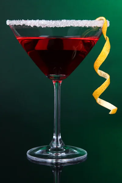 Red cocktail i Martiniglas på mörkgrön bakgrund — Stockfoto