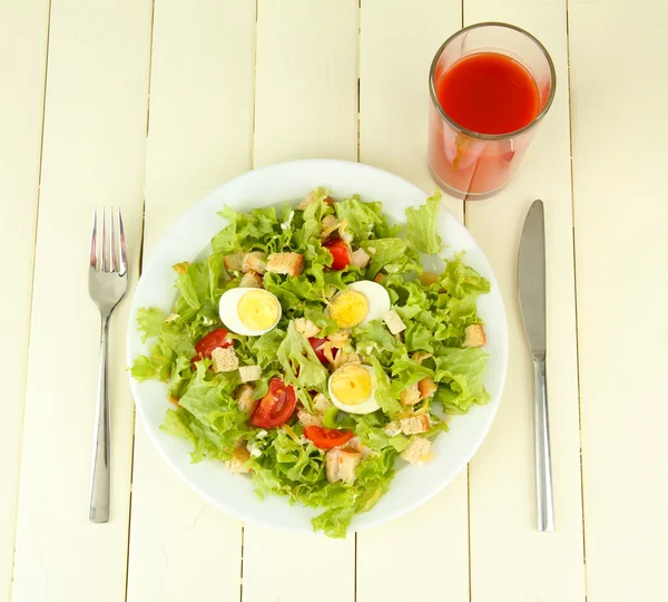 Salada Caesar na placa branca, na cor de fundo de madeira — Fotografia de Stock