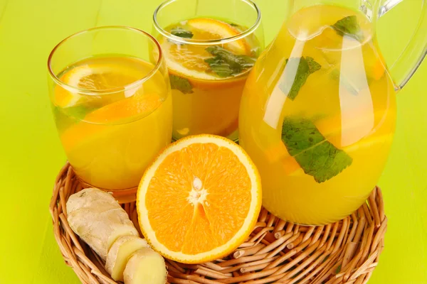 Pomarańczowy lemoniady w dzban i okulary na drewniany stół szczegół — Zdjęcie stockowe