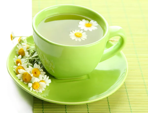 Taza de té de hierbas con manzanillas silvestres y menta, aislado en blanco — Foto de Stock