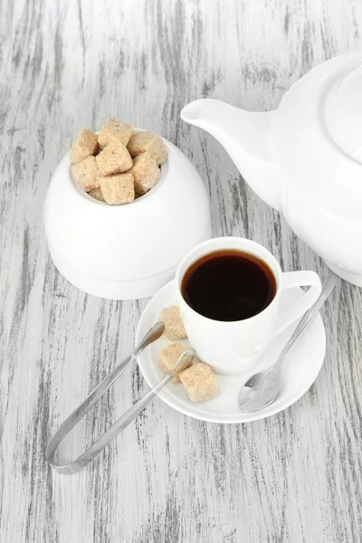 Taza de café, tetera y azucarero sobre fondo de madera de color — Foto de Stock