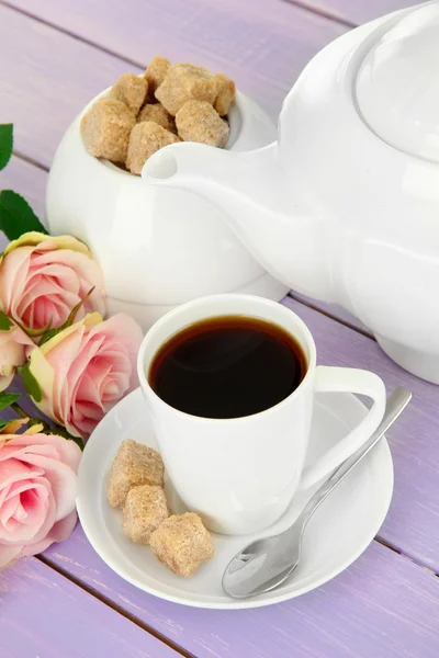 Tasse Kaffee, Teekanne und Zuckerdose auf farbigem Holzhintergrund — Stockfoto