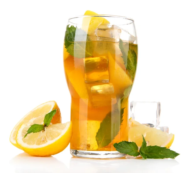 Холодный чай с лимоном и мятой, изолированный на белом — стоковое фото