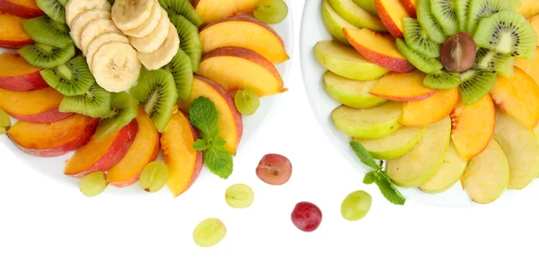 Assortiment van gesneden fruit op platen, geïsoleerd op wit — Stockfoto