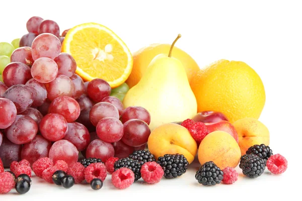 Frutta fresca e bacche isolate su bianco — Foto Stock