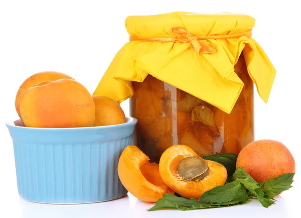 Aprikos sylt i glasburk och färska aprikoser, isolerad på vit — Stockfoto