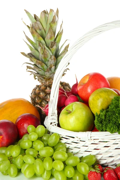 Различные фрукты и овощи на белом фоне — стоковое фото