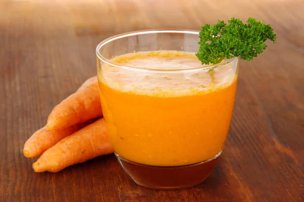 Jus de carotte frais sur table close-up — Photo
