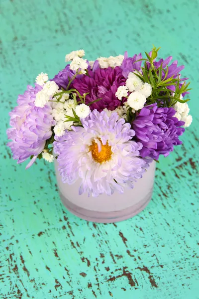 Mooi boeket van heldere bloemen in kleur vaas, op lichte achtergrond — Stockfoto