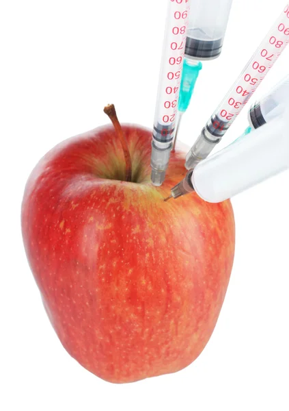 Beyaz izole taze kırmızı elma içine enjeksiyon — Stok fotoğraf
