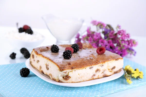 Kaas braadpan met rozijnen op plaat op servet geïsoleerd op wit — Stockfoto