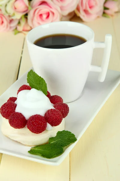 Tasty meringue cake with berries and cup of coffee, on wooden table — Stock Photo, Image