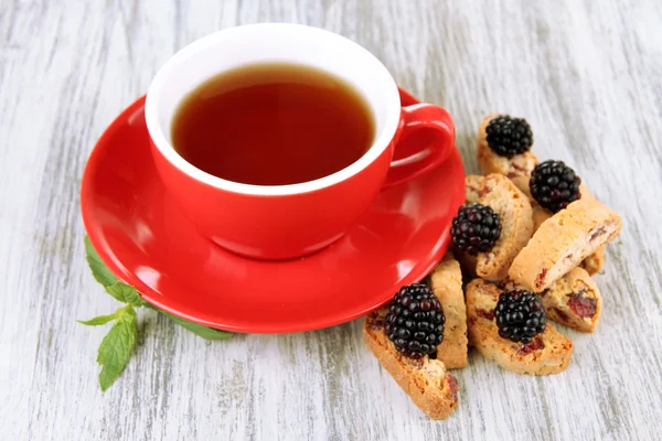 Šálek čaje s cookies a blackberry na tabulka detail — Stock fotografie
