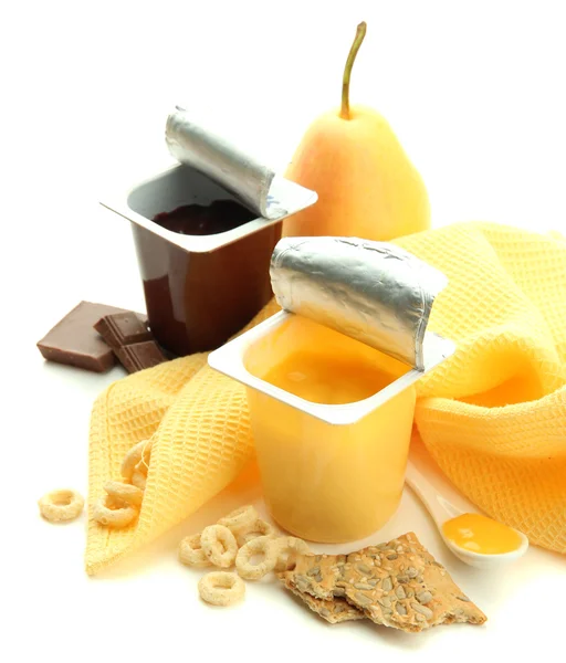 Smaskiga desserter i öppna plastkoppar och frukt och flingor på Servett, isolerad på vit — Stockfoto