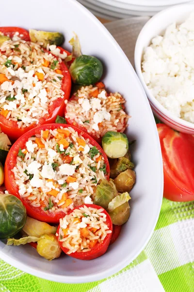 Tomates rellenos en tazón sobre mesa de madera de cerca — Foto de Stock