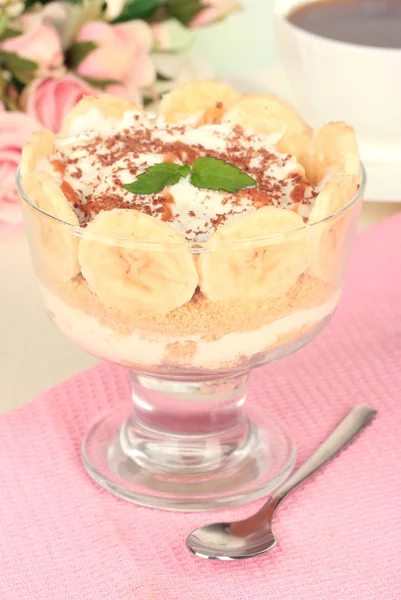 Вкусный десерт с бананом и карамелью на столе крупным планом — стоковое фото