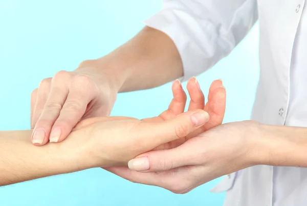 Measuring pulse on light blue background — Stock Photo, Image