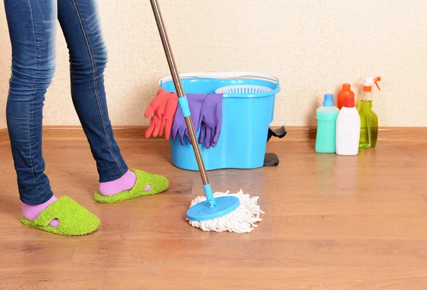 Limpieza de la casa con fregona — Foto de Stock