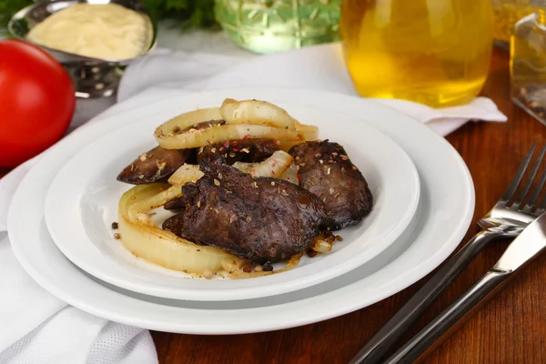 Fried chicken livers on plate on wooden table close-up — Stock Photo, Image