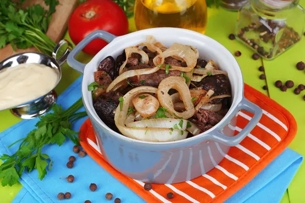 Fried chicken livers in pan on wooden table close-up — Stock Photo, Image