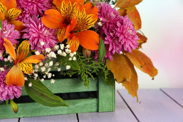 Composição de flores em caixa na mesa em fundo brilhante — Fotografia de Stock