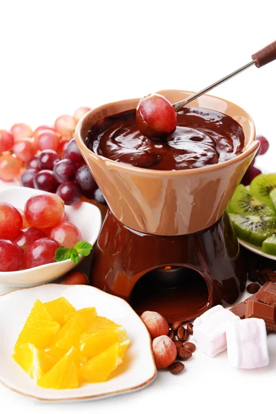 Chocolade fondue met marshmallow snoepjes en vruchten, geïsoleerd op wit — Stockfoto