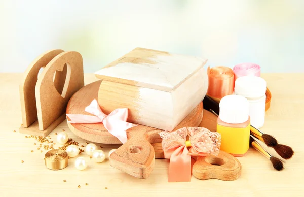 Caja de madera hecha a mano y materiales de arte para la decoración, en la mesa — Foto de Stock