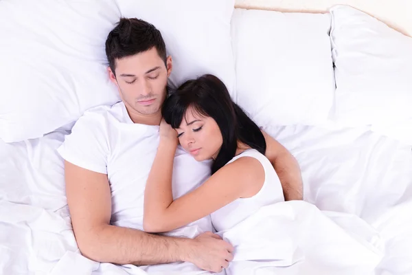 Влюбленная пара спит в постели — стоковое фото