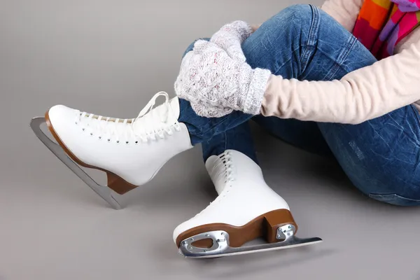 Gri arka plan üzerinde paten giymiş skater — Stok fotoğraf