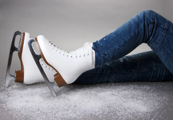 Skater iført skøjter på grå baggrund - Stock-foto