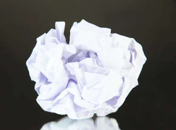 Bola de papel enrugada na mesa no fundo cinza — Fotografia de Stock