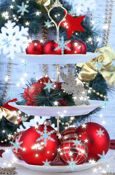 Décorations de Noël sur support à dessert, sur fond de bois couleur — Photo