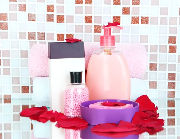 Kosmetiku a koupelnové doplňky na pozadí dlaždice mozaika — Stock fotografie