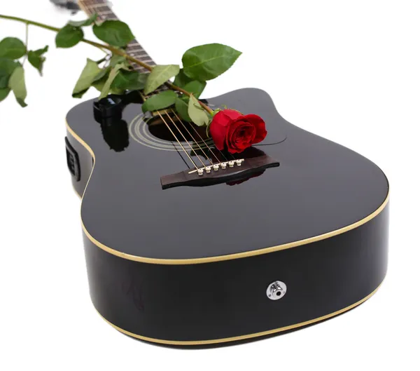 Guitare acoustique et fleur de rose rouge, isolées sur blanc — Photo