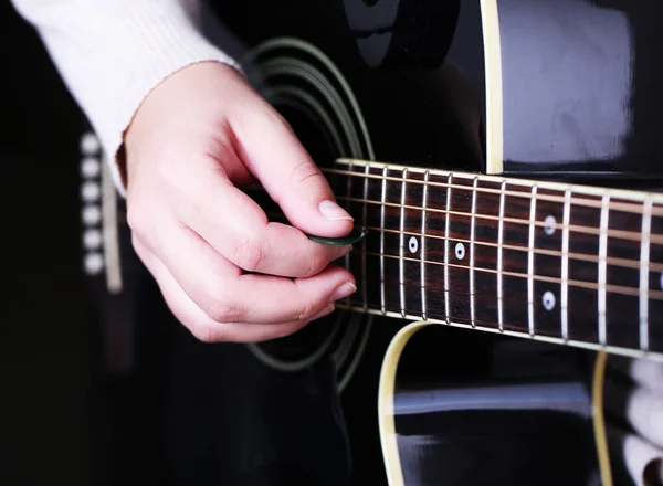 女性の手で、アコースティック ギター クローズ アップ — ストック写真
