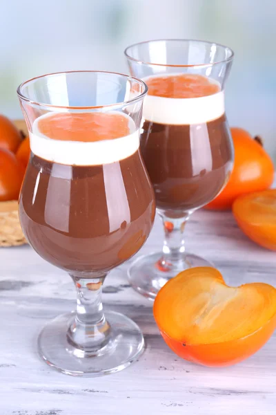 Dessert choklad och persimon på bordet på ljus bakgrund — Stockfoto
